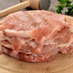 Stosowanie najlepszych technik rozbijania mięsa na kotlety bez niszczenia włókien to klucz do soczystego dania.
