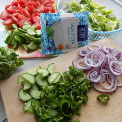 Jaki ser do sałatki? Odkryj idealne połączenia smaków!