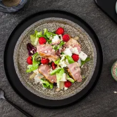 Sałatka z kaczką i kurczakiem, malinami i serem feta. Idealna inspiracja, jak dobrać owoce do sałatek z mięsem kaczka a kurczak.