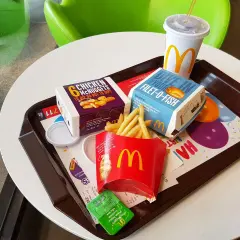 Taca z jedzeniem McDonald's: frytki, nuggetsy, Filet-O-Fish, napój i sos.