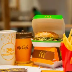 Zestaw McDonald's: burger, frytki i napój. Małe frytki z Maka mają ok. 230 kcal.