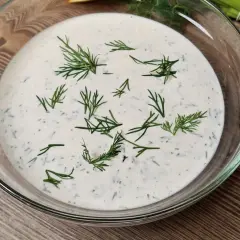 Domowy dressing rancz bez sztucznych dodatków, z koperkiem i czosnkiem, gotowy do podania.