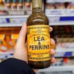 Butelka sosu Lea & Perrins. Szukasz inspiracji, jak zrobić domowy sos worcestershire, zamienniki i składniki?