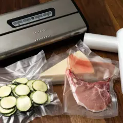 Pakowarka próżniowa z mięsem, cukinią i serem. Zastanawiasz się, czy warto kupować mięso pakowane próżniowo w marketach?