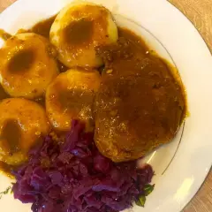 Kotlet schabowy w sosie z kluskami śląskimi i czerwoną kapustą – tak można zrobić z szynki wieprzowej.