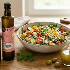 Domowy dressing do surówek na bazie octu jabłkowego. Składniki: oliwa, ocet jabłkowy, zioła, czosnek, jabłko, oliwki.