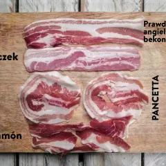 Różnica między boczkiem wędzonym a surowym w przepisach: boczek, pancetta, jamón i prawdziwy angielski bekon na desce.
