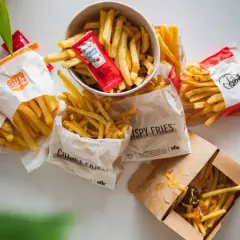 Stos frytek z różnych restauracji. Zastanawiasz się, ile kosztują średnie frytki? Tu znajdziesz odpowiedź!