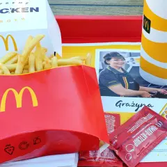 Na tacy McDonald's znajdują się duże frytki, burger supreme chicken, napój i ketchup.