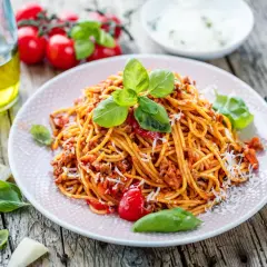 Jak zrobić spaghetti z gotowym sosem w 15 minut - proste i pyszne