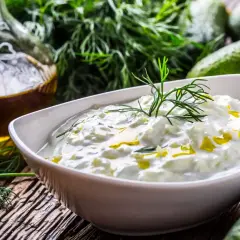 Tajemnica greckiego smaku tzatziki: jogurt, ogórek, czosnek, koperek i oliwa. Jakie przyprawy dodać do sosu tzatziki żeby smakował jak w Grecji?
