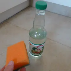 Pomarańczowa gąbka i butelka octu spirytusowego 10%. Użycie go zamiast winnego w surówkach może zepsuć smak.
