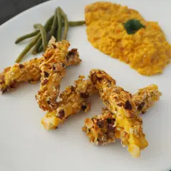 Jak zrobić frytki z tofu dla wegan? Wysokobiałkowa przekąska z chrupiącym tofu, fasolką szparagową i puree z soczewicy.