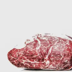 Surowe mięso z widocznymi żyłkami tłuszczu. Mrożenie mięsa dwa razy jest niebezpieczne, bo pogarsza jego jakość i może sprzyjać rozwojowi bakterii.