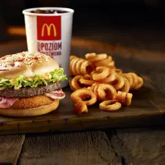 Burger, napój i chrupiące, zakręcone frytki w McDonald's. Idealny zestaw na szybki posiłek.