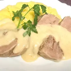 Jak zrobić ozorki w sosie chrzanowym: delikatne ozorki w kremowym sosie z chrzanem, podane z purée ziemniaczanym i natką pietruszki.
