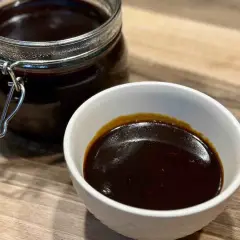 Domowy sos teriyaki w słoiku i miseczce. Czy warto kupować gotowy sos teriyaki czy zrobić własny?