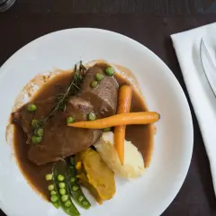 Jak przygotować ozory wieprzowe: delikatne plastry w sosie z puree, marchewką i groszkiem.