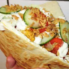 Domowy kebab z kurczakiem, pomidorami, ogórkiem i chrupiącą cebulką. Idealny sposób, jak przygotować mięso na kebaby domowym sposobem na pionowym ruszcie.