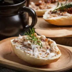 Chleb ze smalcem i skwarkami, ozdobiony koperkiem. Czy warto smażyć frytki na smalcu? Korzyści smakowe a zdrowie.
