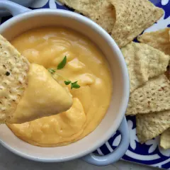 Jak przygotować sos serowy do frytek typu cheddar dip? Gęsty, kremowy sos serowy z nachosami, idealny do maczania.