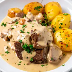 Mięso w kremowym sosie z pieczarkami i ziemniakami. Idealny pomysł, jak zrobić pyszny sos, który zachwyci każdego!