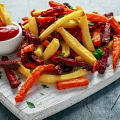 Frytki z buraka, batata i ziemniaka z ketchupem. Jakie przyprawy dodać do frytek poza solą papryka wędzona i parmezan? Może czosnek, zioła prowansalskie lub curry?