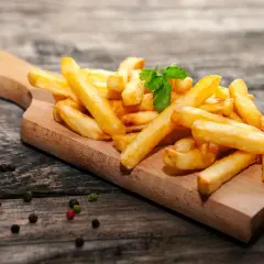 Złociste frytki z parmezanem i natką pietruszki, jak zrobić je w stylu gourmet. Idealne na przekąskę.