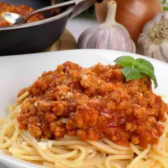 Jak zrobić spaghetti z mięsem mielonym i sosem w prosty sposób