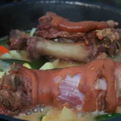 Golonka w wywarze z warzywami. Z tego aromatycznego wywaru po golonce można zrobić pyszny rosół lub dodać go do innych potraw.