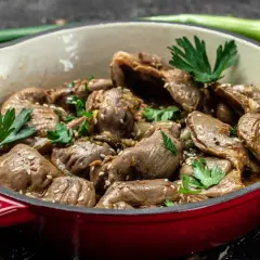 Gotowe do podania żołądki drobiowe w sosie, posypane sezamem i natką pietruszki. Dowiedz się, jak czyścić żołądki drobiowe, by były pyszne.