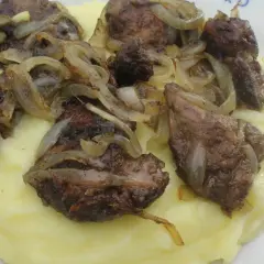 Smażona wątróbka z cebulką na purée ziemniaczanym. Idealny czas smażenia wątróbki to klucz do jej delikatności.