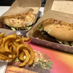 Dwa burgery i porcja zakręconych frytek. Zastanawiasz się, ile kosztują frytki zakręcone w maku? Smacznego!