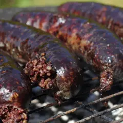 Kaszanka na grillu, idealna do usmażenia. Zobacz, jak przygotować to pyszne danie.