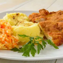 Jaka surówka do schabowego? Odkryj najlepsze smaki na talerzu