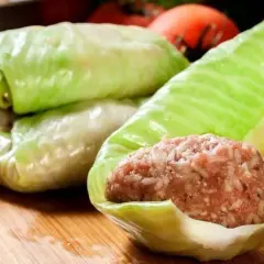 Liście kapusty gotowe do zawinięcia farszu na gołąbki. Czy z kapusty na gołąbki można zrobić surówkę? Tak, można wykorzystać pozostałe liście.