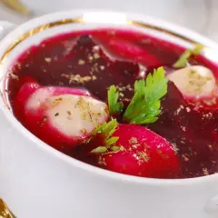Aromatyczny barszcz z buraków z uszkami i natką pietruszki. Dodatek octu jabłkowego lub cytryny podkreśli smak buraków.