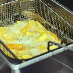 Frytki smażą się w gorącym oleju. Zastanawiasz się, ile razy można użyć tego samego oleju do smażenia frytek?