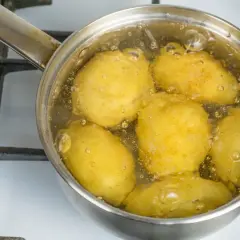 Gotujesz ziemniaki w garnku na kuchence. Chcesz wiedzieć, jak przygotować sałatkę ziemniaczaną, żeby ziemniaki się nie rozpadły? Kluczem jest odpowiednie gotowanie.