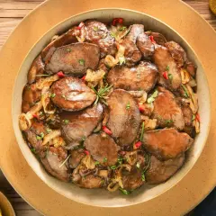 Duszone plastry wątróbki z cebulką i papryczką chili – świetna alternatywa co zamiast ziemniaków do wątróbki.