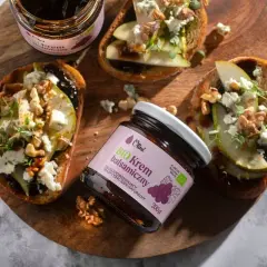 Krem balsamiczny Olini na grzankach z gruszką, serem i orzechami. Różnica między octem balsamicznym a kremem balsamicznym w dekoracji jest widoczna w gęstości i sposobie aplikacji.