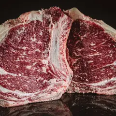 Dwa soczyste steki z widocznym marmurkowaniem. Czy warto kupować mięso klasy premium wagyu i angus w Polsce?
