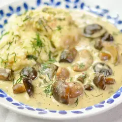 Sos grzybowy z czym podawać? Odkryj najlepsze połączenia smakowe