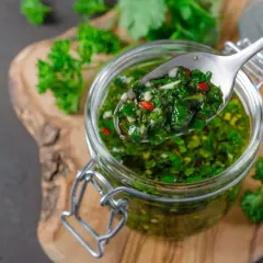 Sos chimichurri do mięsa z grilla przepis: świeża pietruszka, czosnek, chili i oliwa w słoiku. Idealny dodatek do grillowanych przysmaków.
