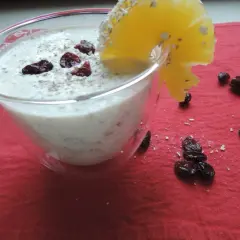 Jak dobrać owoce do surówek wytrawnych? Ananas i żurawina w kremowym deserze z płatkami owsianymi.
