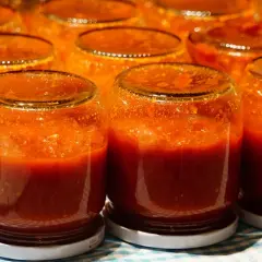 Słoiki domowego ketchupu do frytek o niskiej zawartości cukru, gotowe do przechowywania.