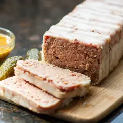 Pyszny pasztet zawinięty w boczek, pokrojony na plastry, z ogórkami i musztardą. Idealny na kanapki, zastanawiasz się, ile pieczemy pasztet?