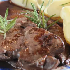 Smażona wątróbka w sosie z rozmarynem i ziemniakami. Dowiedz się, jak oczyścić wątróbkę, by była pyszna.