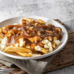 Pyszne frytki poutine z sosem pieczeniowym i serem. Idealne danie, gdy chcesz wiedzieć, jak zrobić frytki poutine.