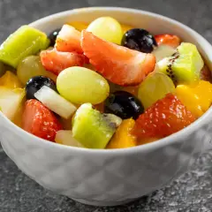 Kolorowa sałatka owocowa z truskawkami, kiwi, winogronami i mango. Idealna na lato, dowiedz się jak przygotować sałatkę owocową która nie ciemnieje przez kilka godzin.